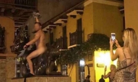 Fotografía tomada por una ciudadana en el momento en el que el hombre estaba desnudo sobre la escultura.