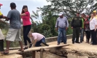 La gobernadora del Magdalena por poco cae del puente.