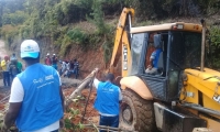 Gobernación del Cauca despejó la vía donde había deslizamientos de tierra. 