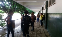 Bomberos en el colegio Juan Maiguel de Osuna. 