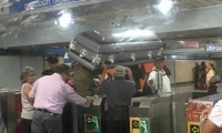 Por falta de dinero, familiares tuvieron que transportar el ataúd de su muerto en el metro