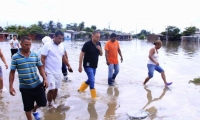 El alcalde recorrió los barrios afectados por la emergencia invernal.