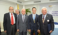 Carlos Caicedo junto a Baltazar Medina (izq) y Danilo Carrera (der).