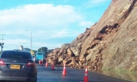 Las rocas quedaron en la vía. 