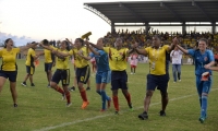 Selección Colombia femenino sub 20, celebrando el título obtenido en los Juegos Bolivarianos.