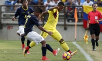 Acción durante el partido Colombia - Ecuador, en la disputa de la medalla de oro de fútbol masculino.