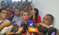Rafael Martínez, dando declaraciones a los medios después de salir libre.