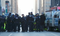  Agentes de la policía de Nueva York permanecen a la entrada de la terminal de autobuses de la Autoridad del Puerto en Nueva York.