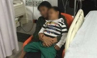 Niño ebrio e intoxicado por culpa de su padrastro.