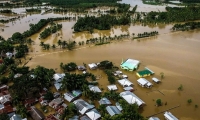 El agua inundó gran parte de la población.