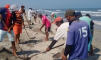 Pescadores atendiendo la emergencia ambiental.