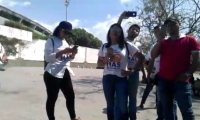 Un grupo de ciudadanos rodearon a la mujer y la grabaron. Denuncia que la agredieron verbalmente.