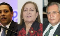 Mauricio Lizcano (izq.) y los miembros de la mesa directiva Daira Galvis Méndez e Iván Leonidas Name Vásquez.