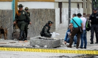 Fotografía tomada el pasado 19 de febrero en la que se registró a varios miembros de la Policía de Colombia al examinar el lugar donde se registró la explosión. 