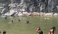 El río Córdoba es un atractivo del municipio de Ciénaga, al que las familias acuden para bañarse. 