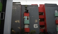 El bombero aterrizo encima del hombre, evitando así sus intenciones de lanzarse al vacío.