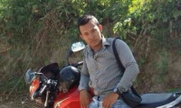 Esta es la foto a la que hace referencia alias Yeri, en la que sale sobre una moto de su hermano.