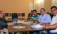 Alcalde Pérez reunido para adelantar la primera fase del programa de titulación de predios en Ciénaga. 