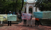 La mujer junto a su hija y vecinos realiza un plantón frente al Palacio de Justicia de Santa Marta.