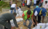 Las autoridades siguen con la entrega de ayudas en Mocoa. 