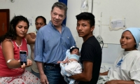 Santos con la familia que recibió su nuevo bebé.