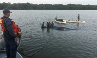 Aspecto de la ballena encallada que fue atendida por la Armada.