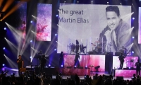 Carlos Vives aprovechó el concierto para rendir homenaje a Martín Elías. 