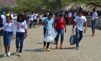 Los estudiantes recorrieron la playa de Taganga recogiendo basuras.