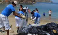 Más de 500 estudiantes se tomaron las playas de Taganga en una jornada de limpieza. 