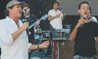 Carlos Vives y Martín compartiendo escenario.