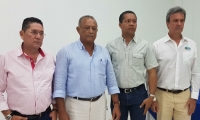 Los alcaldes elegidos junto al director de Corpamag, Carlos Francisco Díaz Granados. 