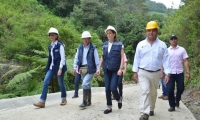 Manuel Vives Rovira (der) haciendo una visita a terreno con la Gobernadora. 