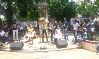 La Escuela Musical "Descubriendo Talentos" hizo su show en la plaza principal de Orihueca.