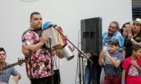Rolando Ochoa deleitó a los asistentes interpretando la buena música de su padre. 