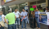 Con un plantón familias afectadas por retrasos en la entrega de proyectos de la Constructora CPV Limitada exigen respuesta y solución. 