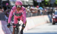 Nairo Quintana sigue del líder del Giro y logró sacarle 15 segundos más de ventaja al holandés. 