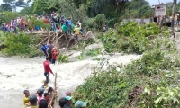 Habitantes de la región llegaron hasta el lugar donde se desbordó el río para tratar de detener la creciente.  