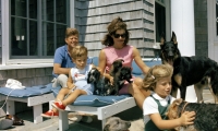 Fotografía del 14 de agosto de 1963, cedida por la Biblioteca John F. Kennedy, del entonces presidente estadounidense, John F. Kennedy, junto a su esposa Jackie y sus hijos John y Carolines, en su casa de verano en Hyannisport, Squaw Island, Massachusetts (EE.UU.). 