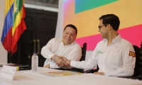 Manolo Duque, alcalde de Cartagena, saluda al encargado por el Presidente Santos, Sergio Londoño Zureck.