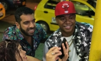 El cantante cartagenero 'Papo Man' junto al senador Arturo Char en el rodaje del video 'No Hay Money'.