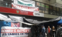 Sede del Ministerio del Trabajo tomada por manifestantes.