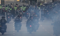 Efectivos de la Guardia Nacional Bolivariana (GNB, policía militarizada) transitan las calles durante una protesta antigubernamental hoy.