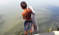 Niño pescador en la laguna de El Guájaro.