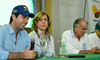 Clara Luz Rondán, directora de Coldeportes, acompaña a Daniel Noguera, director de los Juegos Centroamericanos y del Caribe. 