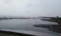 En las imágenes se ve el mar sobre la carretera del kilómetro 19.