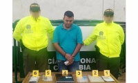 Erick Bladimir Jaimes Vargas, alias ‘Maximiliano’, con los elementos incautados.