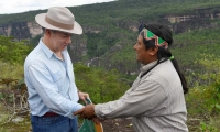 El Presidente con un líder indígena en la Serranía de Chiribiquete.