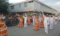 Las danzas engalanaron las calles del Centro de Santa Marta.