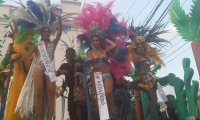 Las candidatas a capitana del mar fueron protagonistas en el desfile folclórico.