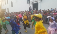 Los niños, que tienen la responsabilidad de mantener la tradición, también salieron al desfile.